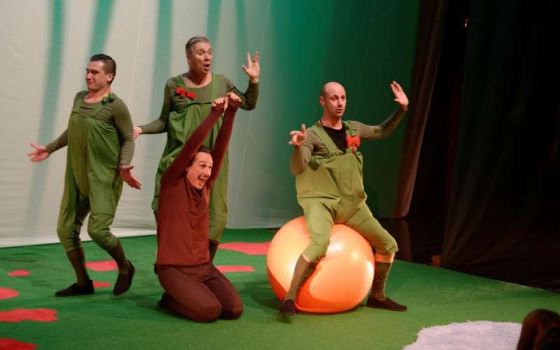 PUŽ MUŽ – nedjelja 28.11.2021. u 16.00 sati – predstava Kazališne družine Pinklec u formi interaktivne 3D slikovnice donosi priču o prijateljstvu i tri žabe koje u skučenom svijetu vlastite bare susreću druge životinje – puža, crnog kosa, vjevericu, zeca, miša te se sa svakom od njih upuštaju u igru i sklapaju prijateljstva