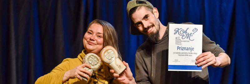 MALA SEOSKA PRIREDBA Dramskog studija Dada i Kazališne družine “Štolcer” najbolja predstava na ovogodišnjem Festivalu kazališnih amatera u Prelogu / pozivamo vas na čakovečku premijeru u petak 27.5.2022. u 20 sati